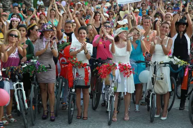 Süslü Kadınlardan  Bisiklet Turu