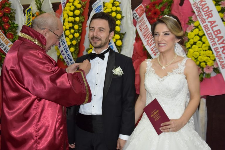 ALPER VE ZEYNEP GÖKÇE  ÇİFTİNİN NİKAHINI KIYDI