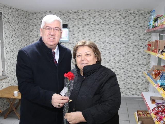 Başkan Yüksel Sevgililer Günü Dolayısıyla Vatandaşlara Çiçek Dağıttı