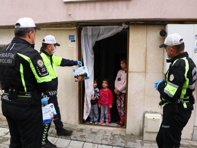 Tekirdağ’da polis evden eve dolaşıp çocuklara hediye dağıttı