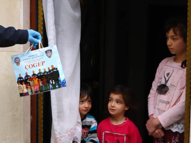 Tekirdağ’da polis evden eve dolaşıp çocuklara hediye dağıttı