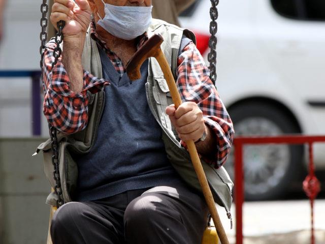65 yaş üstü vatandaşlar sokağa çıkarak yürüyüş yaptı