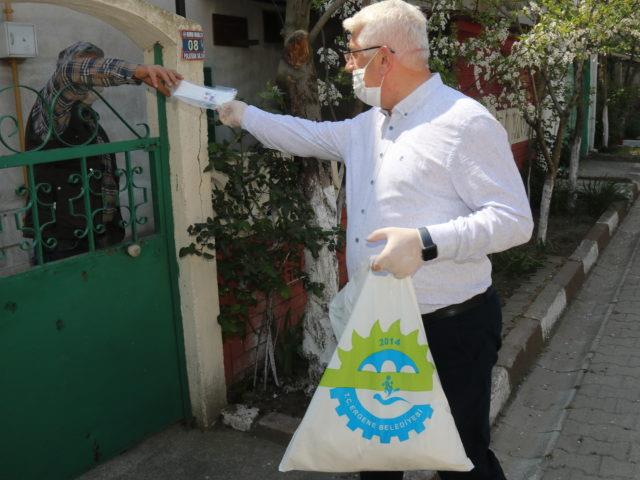 Başkan Yüksel Velimeşe ve Marmaracık Mahallelerinde Kapı Kapı Gezerek Maske Dağıttı