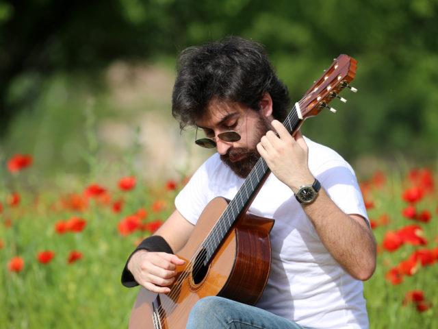 Almanya'daki konserleri salgın nedeniyle iptal olan Edirneli müzisyen, arkadaşlarına konser verdi