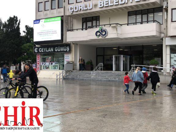 Çorlu'da  sokağa çıkma kısıtlamasının sona ermesinin ardından meydanlarda hareketlilik arttı