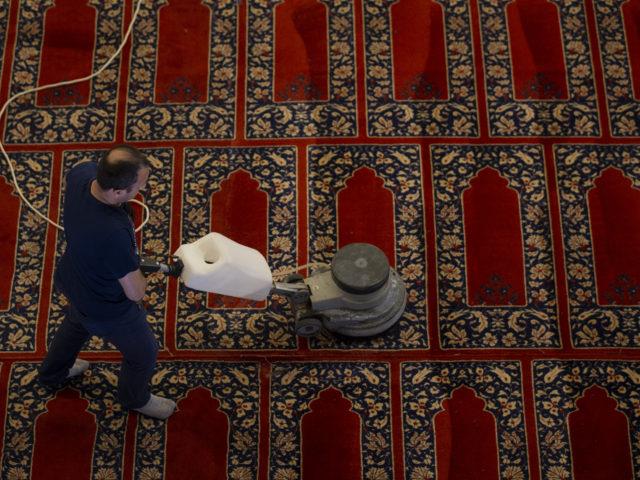 Cuma namazıyla ibadete açılacak Selimiye Camisi dezenfekte edildi
