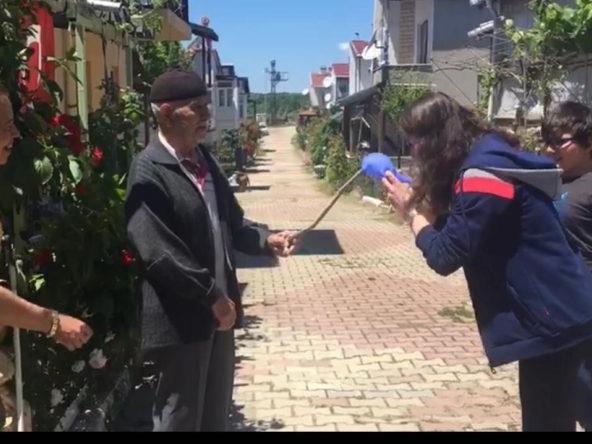 Dedelerinin bayramını sopanın ucuna bağladıkları eldiveni öperek kutladılar