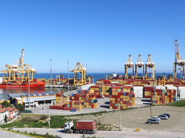 Denizde römorkörlerle su püskürtülerek 19 Mayıs kutlaması yapıldı