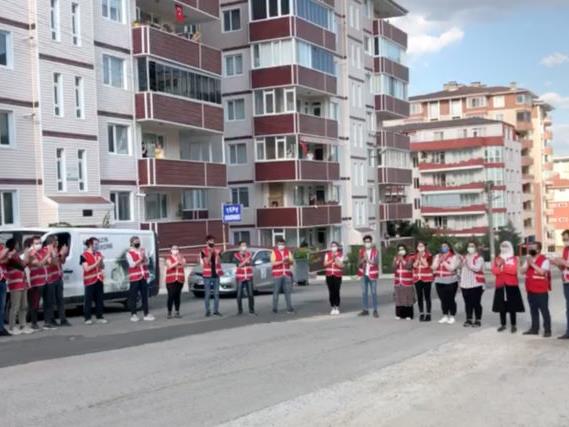 Edirneliler Türk Kızılay personeline balkonlardan alkışla teşekkür etti