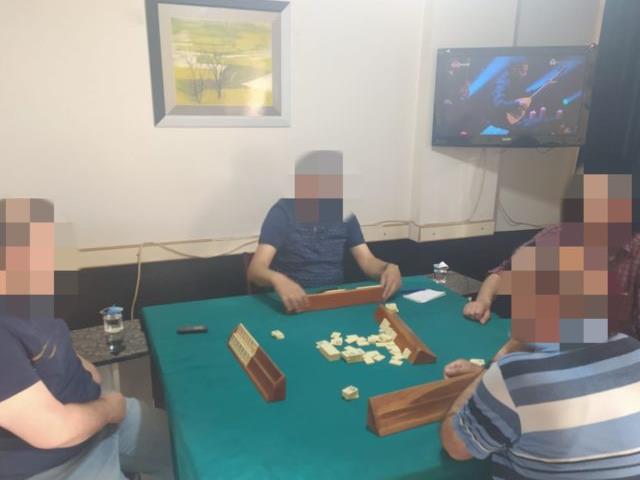 Ekipler mühürlemek için gittikleri iş yerinde 4 kişiyi okey oynarken yakaladı