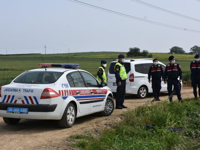 Jandarma, tarlaları kullanarak İstanbul'dan Tekirdağ'a geçmek isteyenlere izin vermedi