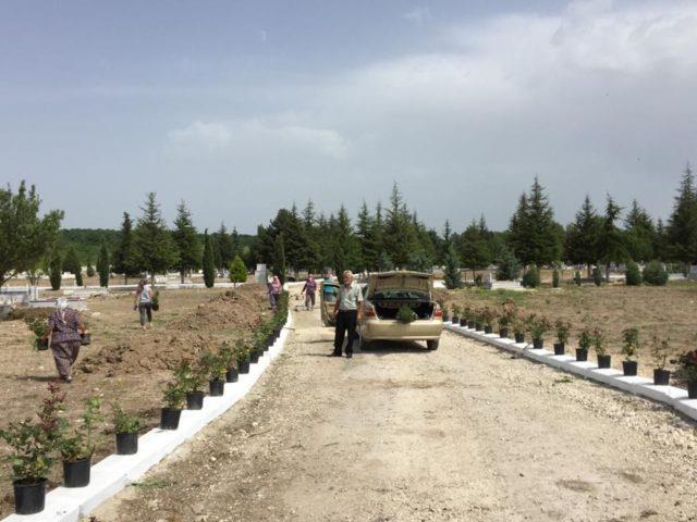 Kadınlar mezarlığı imece usulü temizleyerek gül dikti