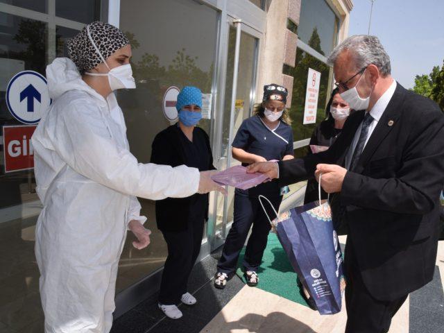 Keşan Belediye Başkanı Helvacıoğlu hemşirelere “cihadiye yüzüğü” hediye etti
