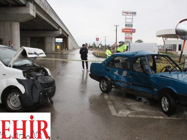 Keşan’da hafif ticari araçla otomobilin çarpıştığı kazada 4 kişi yaralandı