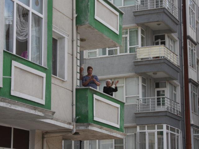 Keşan'da vatandaşlar, sokakta çalınan oyun havalarına balkonlarından eşlik etti