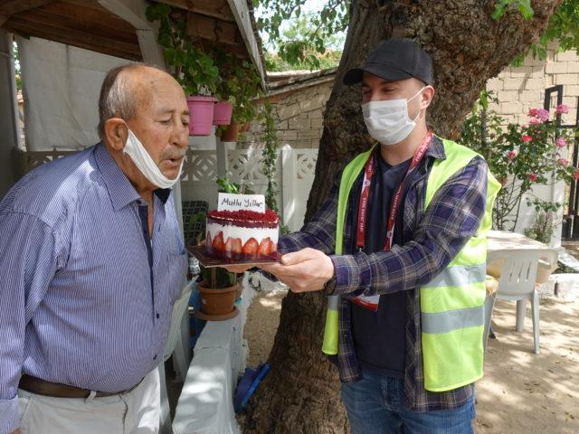 Kırklareli'nde sağlık çalışanından babasına “Vefalı” doğum günü kutlaması