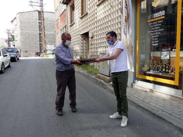 Kırklareli'nde yerel bir gazete ücretsiz maske dağıtmaya başladı