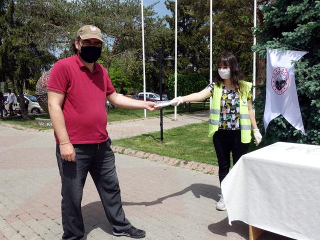 Maske takma zorunluluğunun getirildiği Kırklareli'nde 30 bin maske dağıtıldı