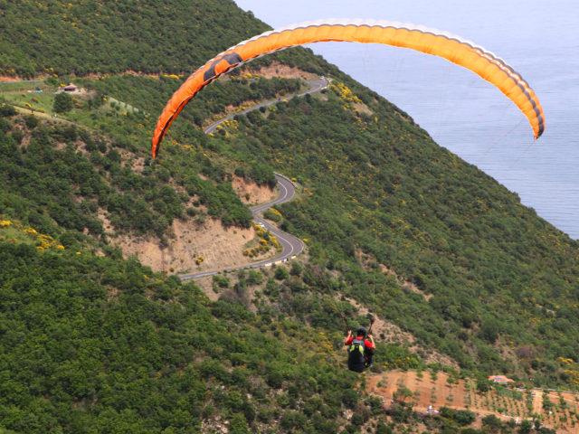 Yamaç paraşütleriyle gökyüzünde Türk bayrakları açtılar