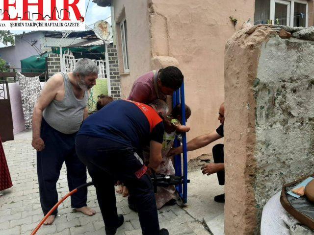 Edirne'de kafası demir korkuluklara sıkışan çocuk kurtarıldı