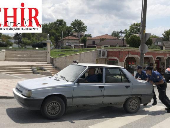 Edirne'de seyir halindeyken alev alan otomobili polis söndürdü