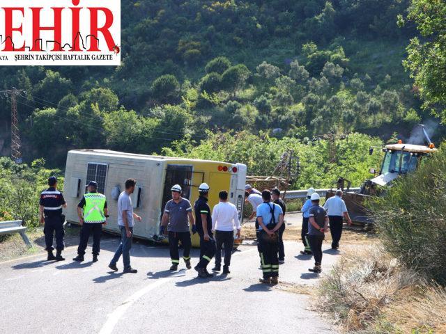 Elektrik direğine çarpan midibüs uçuruma devrilmekten son anda kurtuldu