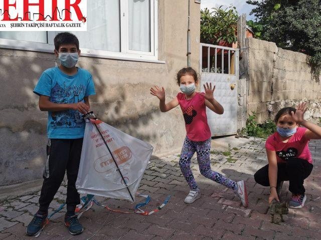 İtfaiye, uçurtmaları tellere takılan çocuklara yardım etti