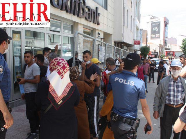 Keşan'da banka önünde bekleyenlere “sosyal mesafe” uyarısı