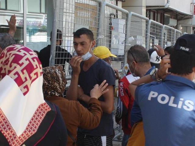 Keşan'da banka önünde bekleyenlere “sosyal mesafe” uyarısı