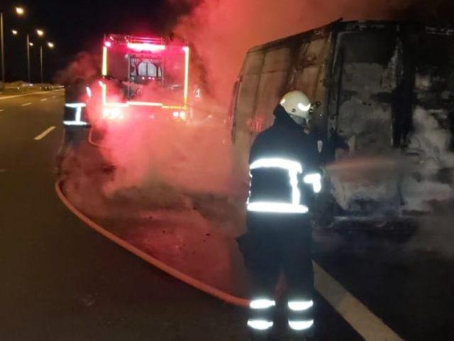 Kırklareli'nde seyir halindeki hafif ticari araç yandı