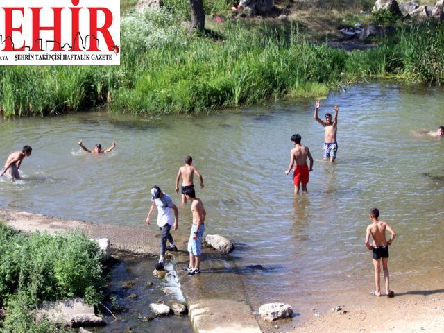 Kırklareli'nde sıcaktan bunalan çocuklar derede serinliyor