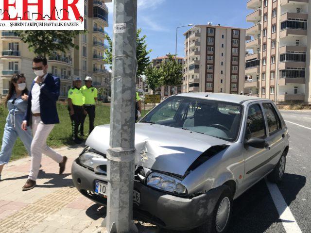 Kısıtlamaya rağmen dışarı çıkan 90 yaşındaki sürücü aracıyla kaza yaptı