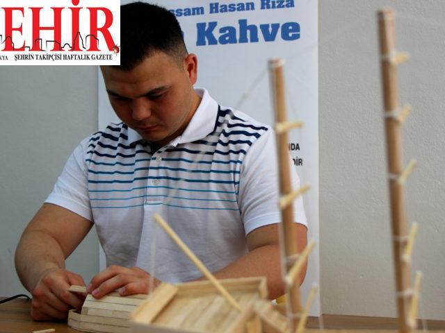 Türkmen öğrenci yaptığı maket gemilerle eğitim masraflarını karşılıyor