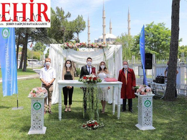 Edirne'de belediye bahçesinde Kovid-19 tedbirli nikah töreni