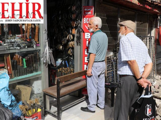 Edirne'de bıçakçılar bayram öncesi yoğunluğunda mesafe kuralına uyarak çalışıyor