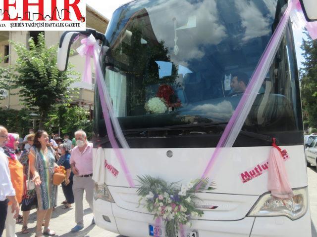 Kırklareli'nde bir çift, yolcu otobüsünü gelin arabası yaptı