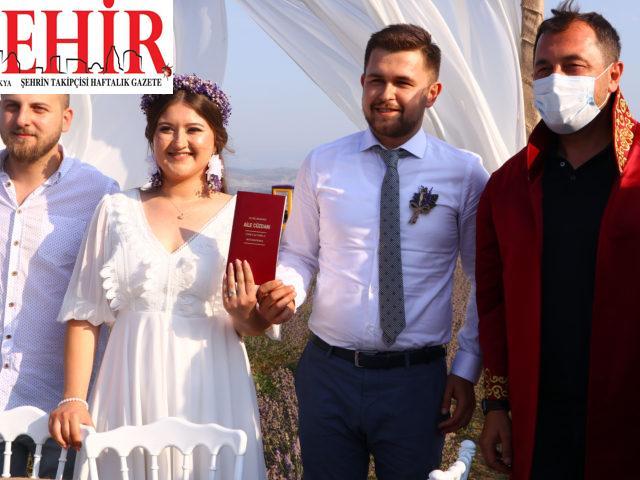 Lavanta tarlasında mutluluğa “Evet” dediler