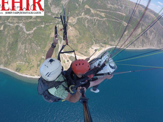 Yamaç paraşütüyle uçarken davul çaldı