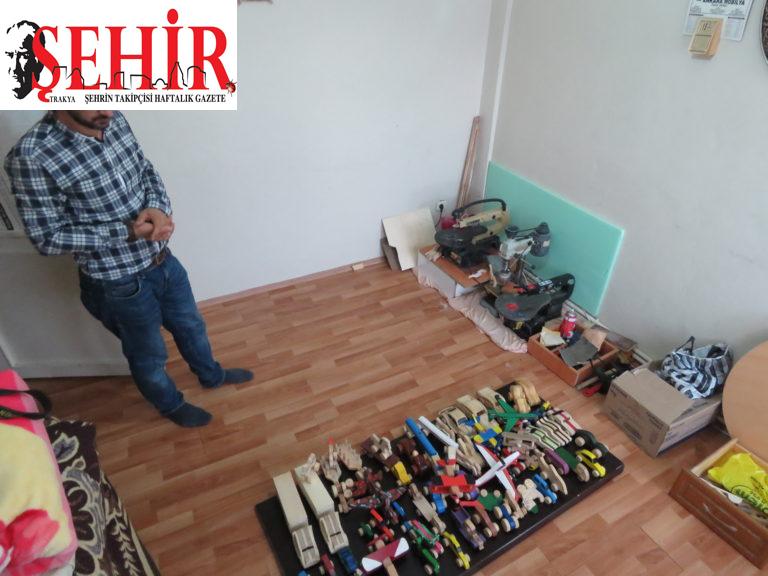 Çocuklar için hem sağlıklı oyuncaklar yapıyor hem de geleneği yaşatıyor