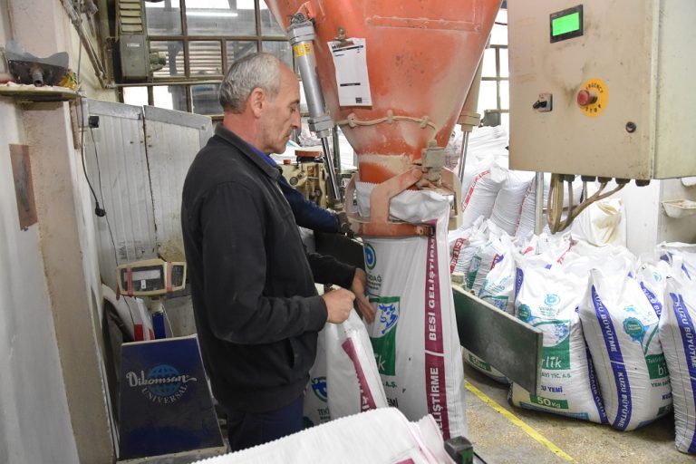 BÜYÜKŞEHİRDEN DEPREM BÖLGESİNE YEM DESTEĞİ