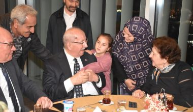 BAŞKAN ALBAYRAK DEPREMZEDE AİLELERLE İFTARDA BİR ARAYA GELDİ