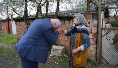 Ergene Belediye Başkanı Rasim Yüksel Kapı Kapı Gezerek Vatandaşlara Pide Dağıttı