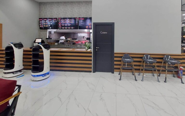 ROBOTLARIN ELİNDEN KAHVALTI YAPIP TATLI YEDİNİZ Mİ
